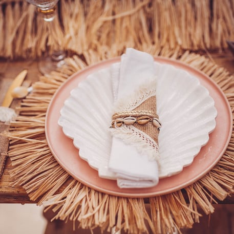 Mise en situation du ronds de serviettes décor marin coquillages naturels et dorés