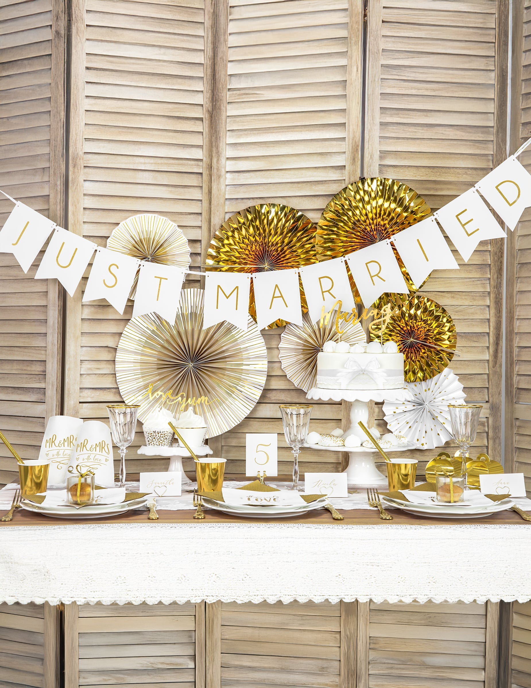 Mise en situation du lot de 4 rosaces décoratives en papier pour fête blanches et dorées