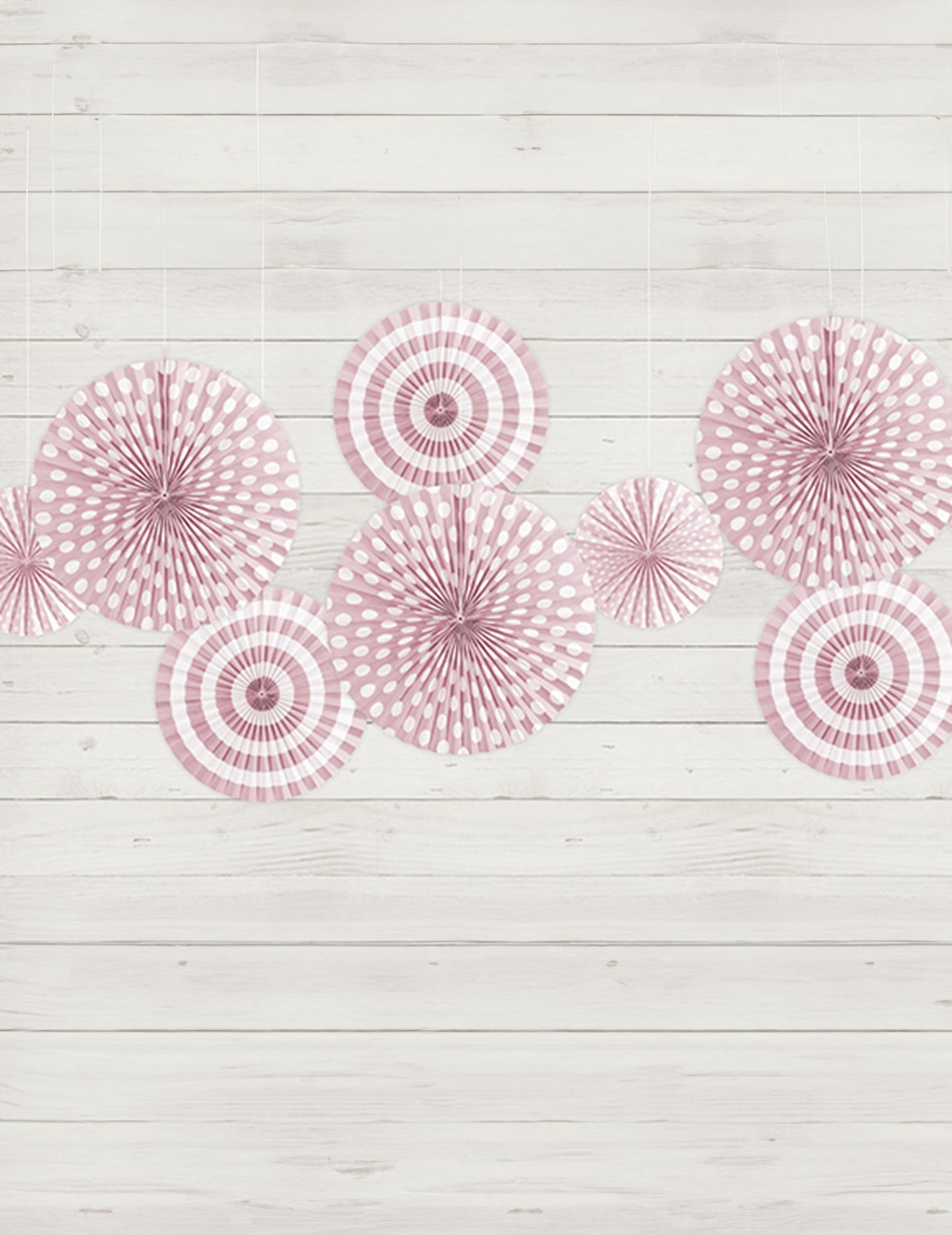 Mise en situation des rosaces en papier à pois et rayures rose clair