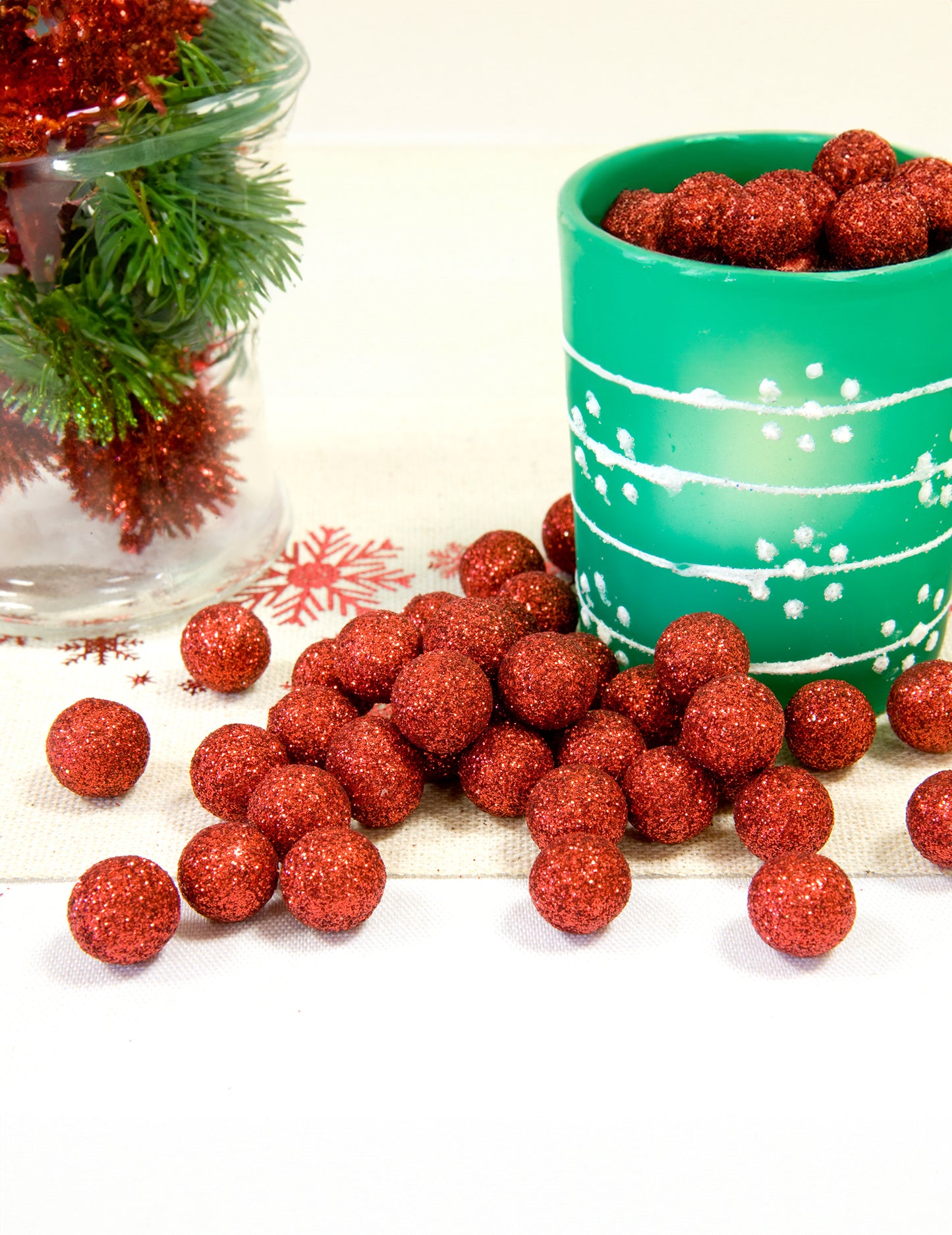 40 červených třpytivých dekoračních kuliček 10 mm v pěně