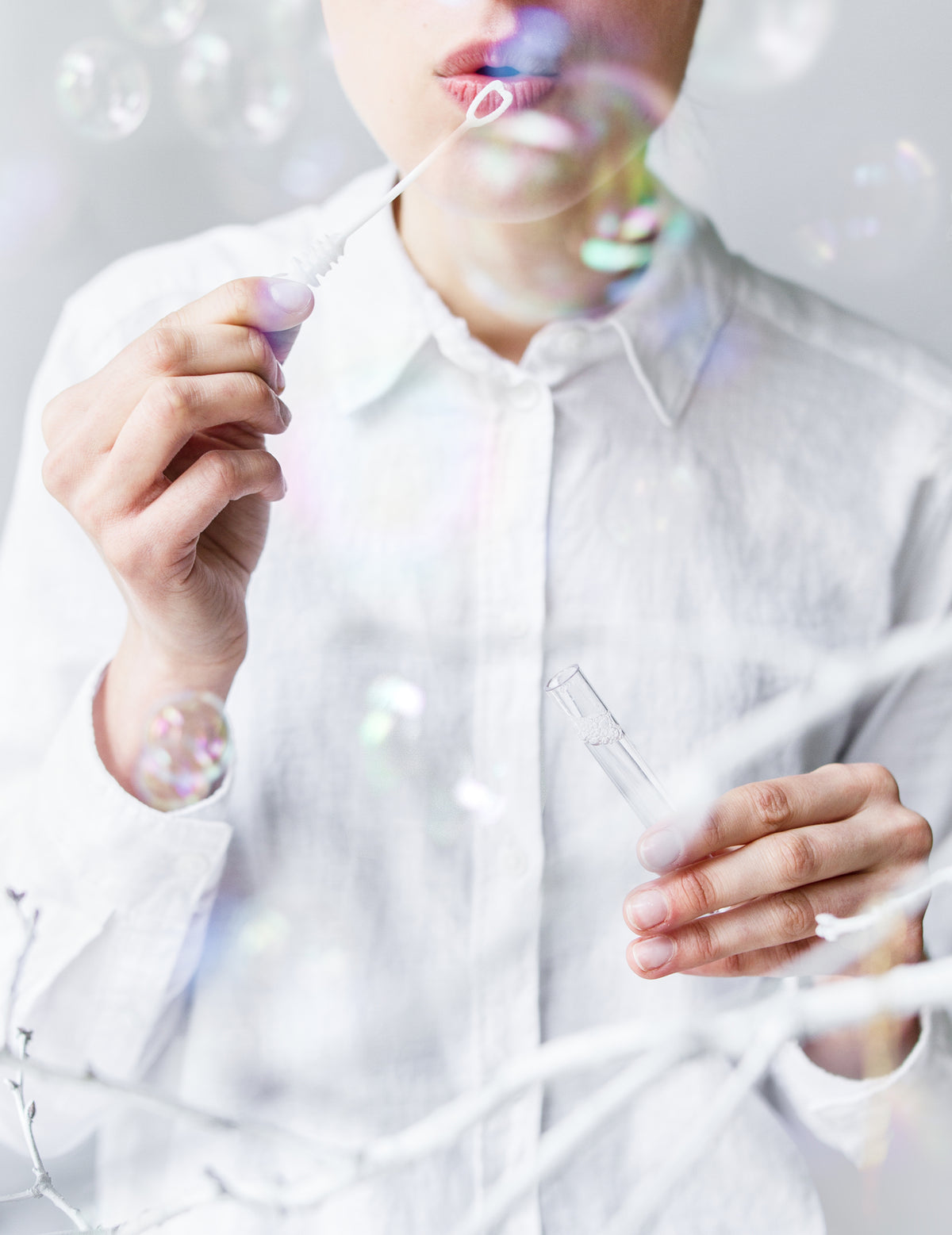 Utilisation du flacon à bulles en forme de coeur pour mariage blanc