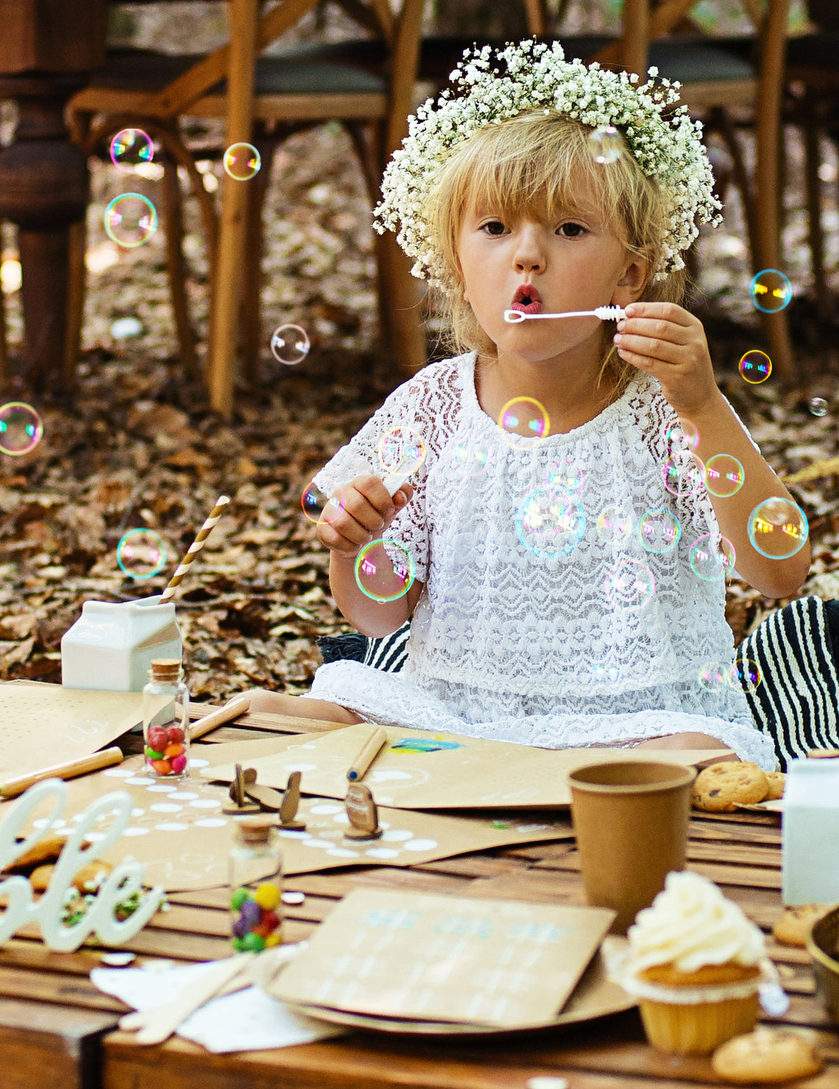 Mise en situation d'une enfant des flacons à bulles en forme de coeur pour mariage blanc