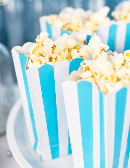 5 krabiček na popcorn v modrobílém kartonu s tyrkysovými pruhy 6,3 x 13,5 x 3,8 cm