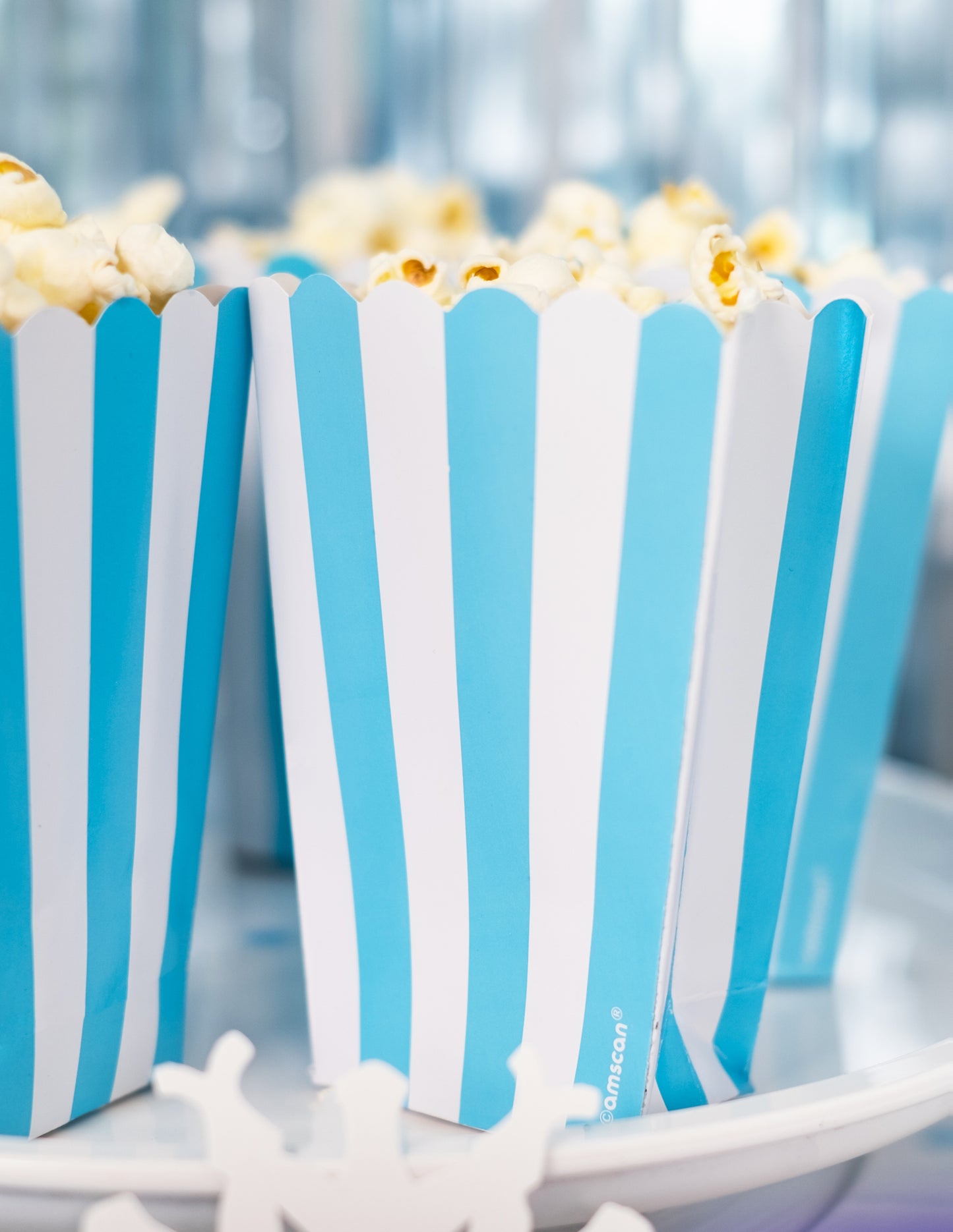 5 krabiček na popcorn v modrobílém kartonu s tyrkysovými pruhy 6,3 x 13,5 x 3,8 cm
