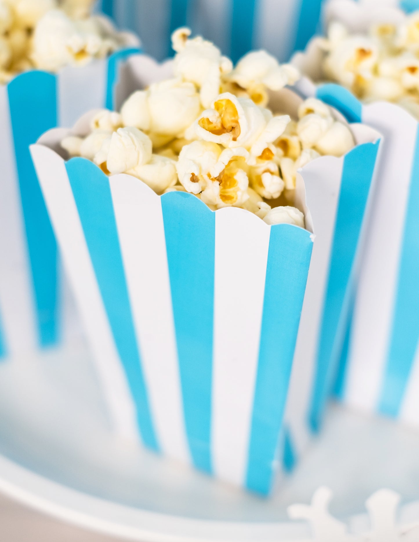 5 krabiček na popcorn v modrobílém kartonu s tyrkysovými pruhy 6,3 x 13,5 x 3,8 cm