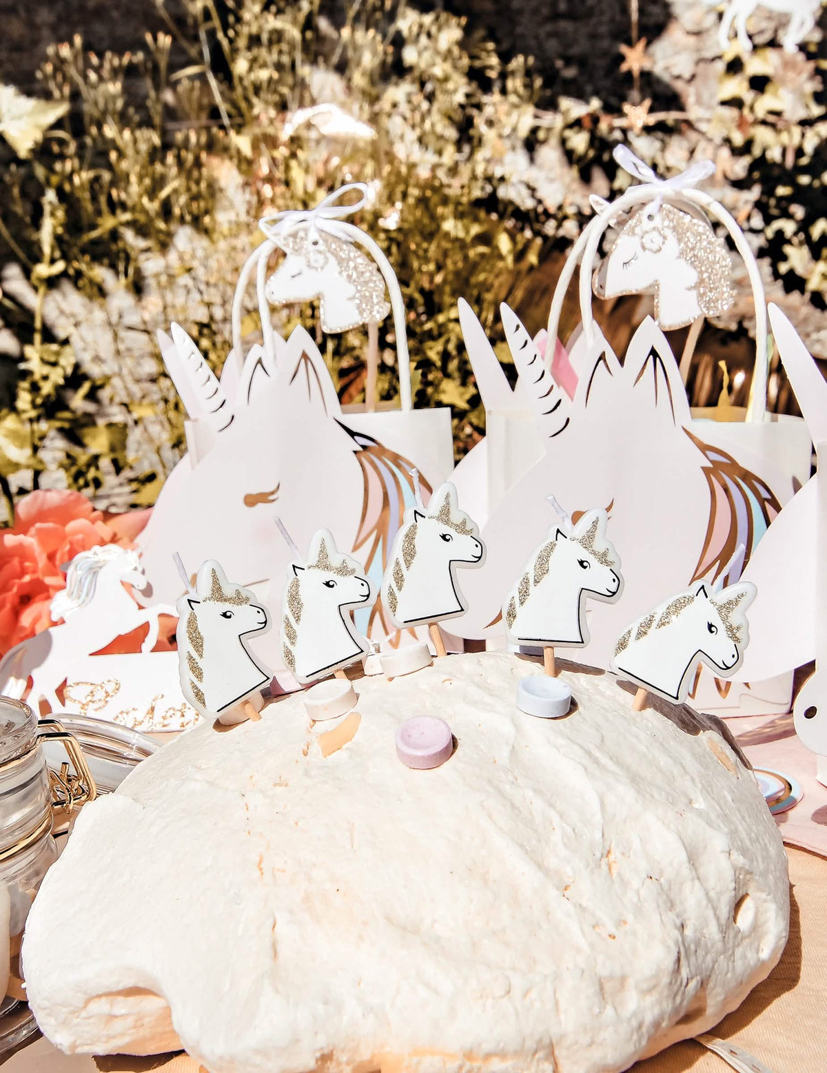 Mise en situation sur un gâteau des bougies sur pic licorne paillettes champagne