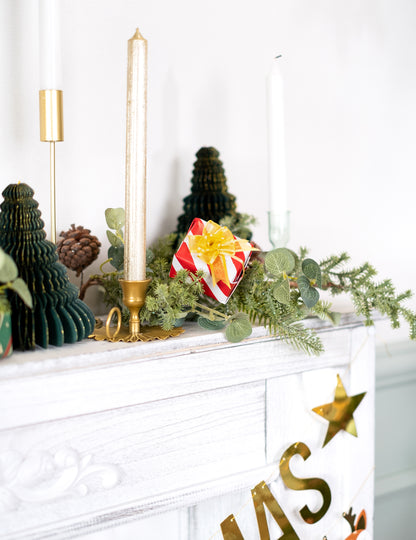 Mise en situation sur un cadeau du mini noeud organdi doré