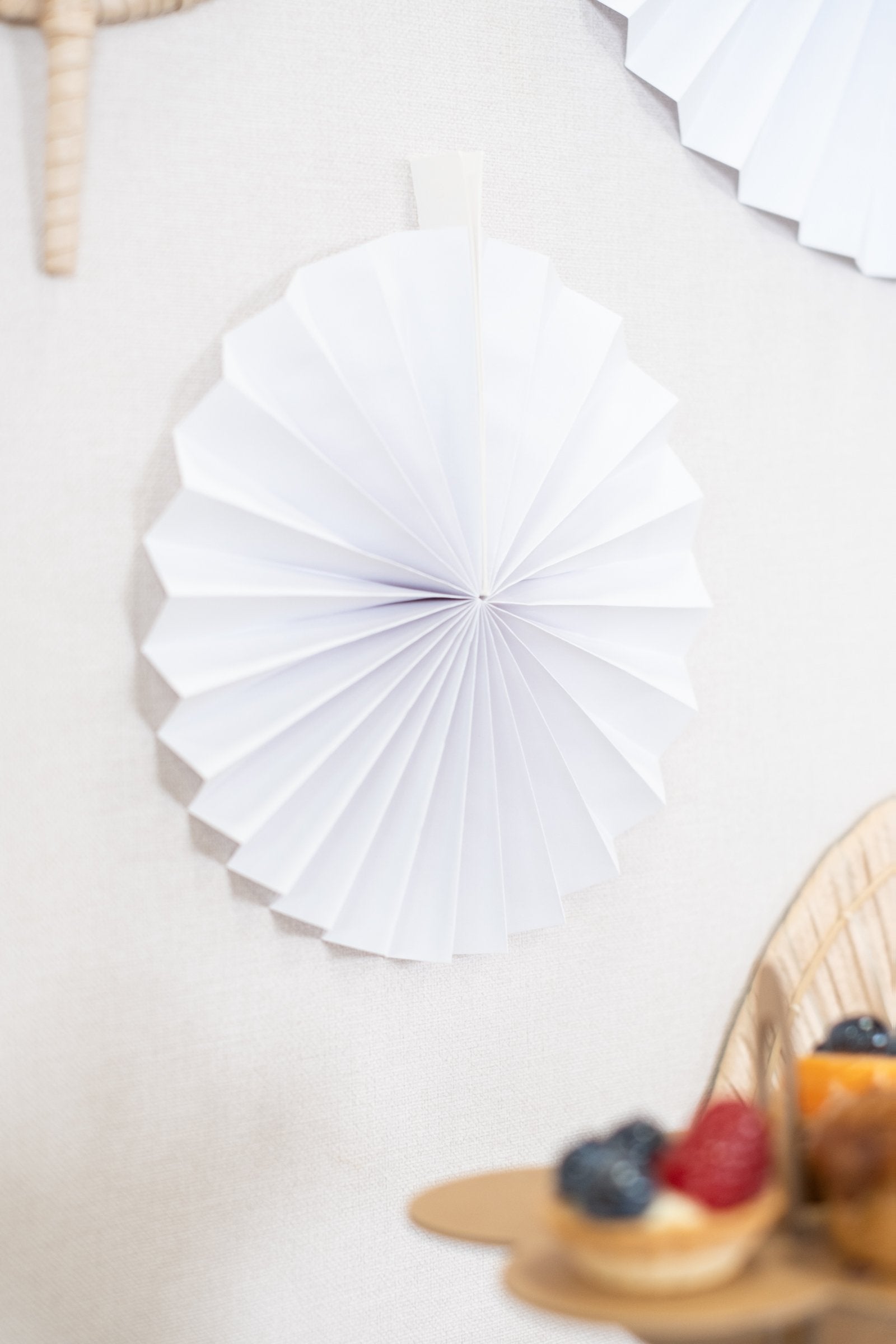 Vue rapprochée d'une rosace du lot de 5 rosaces en papier de décoration pour fête blanches