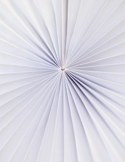 Détail du pliage central du lot de 5 rosaces en papier de décoration pour fête