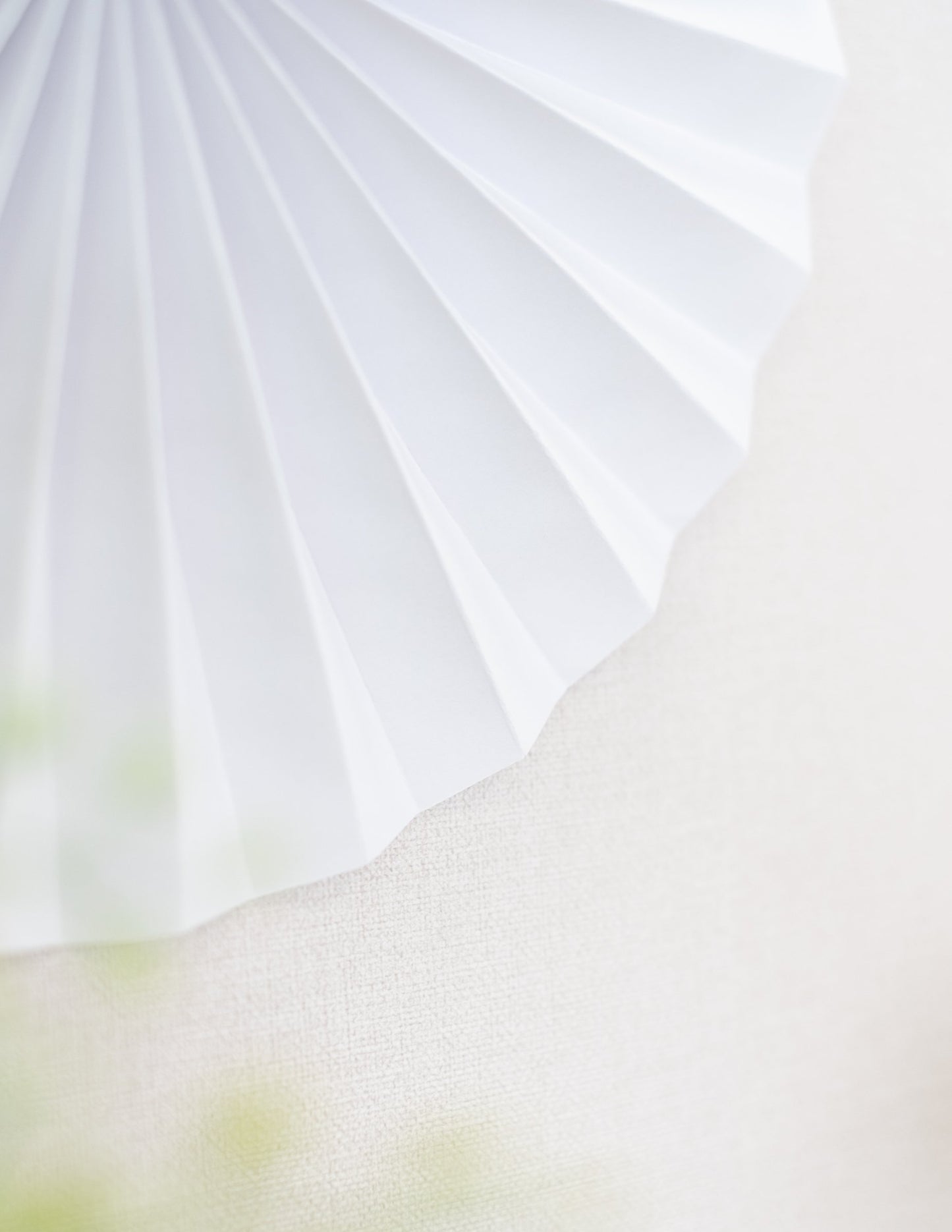 Gros plan sur les plis en accordéon du lot de 5 rosaces en papier de décoration pour fête blanches