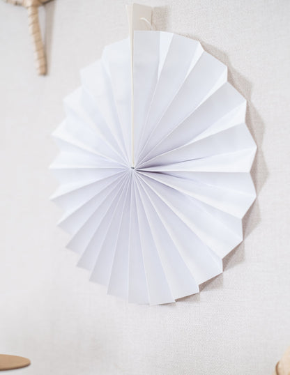 Vue de profil d'une rosace du 5 rosaces en papier pour décoration de fête