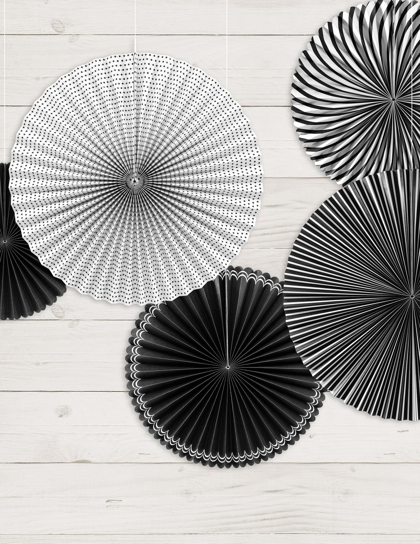 Lot de 5 rosaces en papier pour décoration noires et blanches à motifs variés