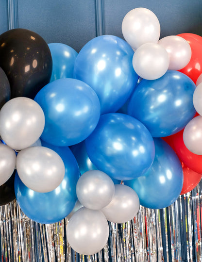 Détail de l'arche décorative des ballons bleus métallisés
