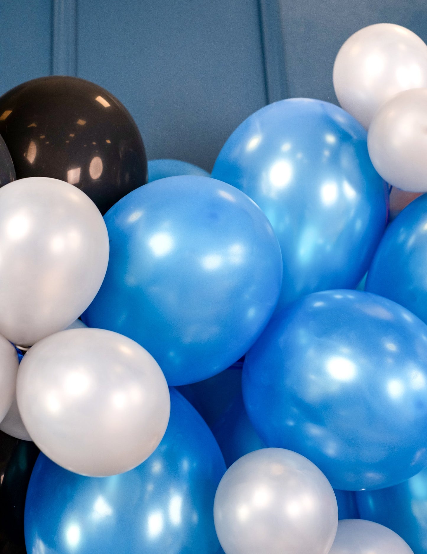 Gros plan sur le fini brillant des ballons bleus métallisés