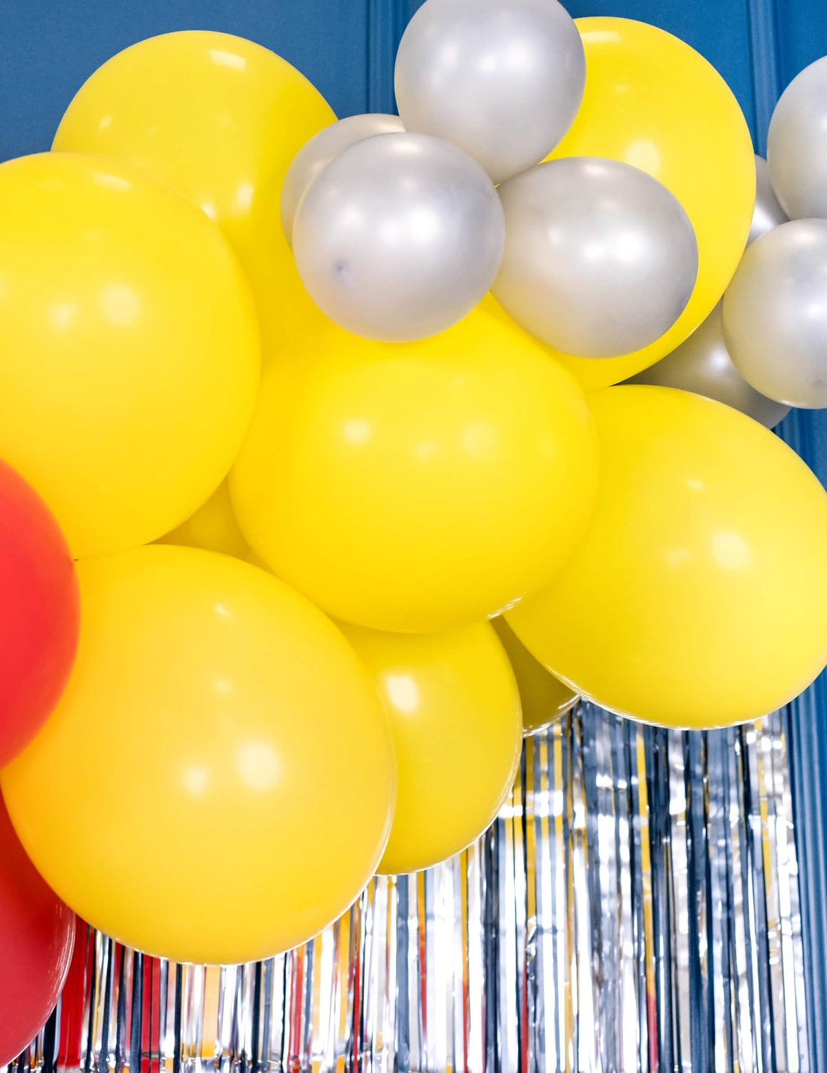 Detail na uspořádání 50 žlutých balónků
