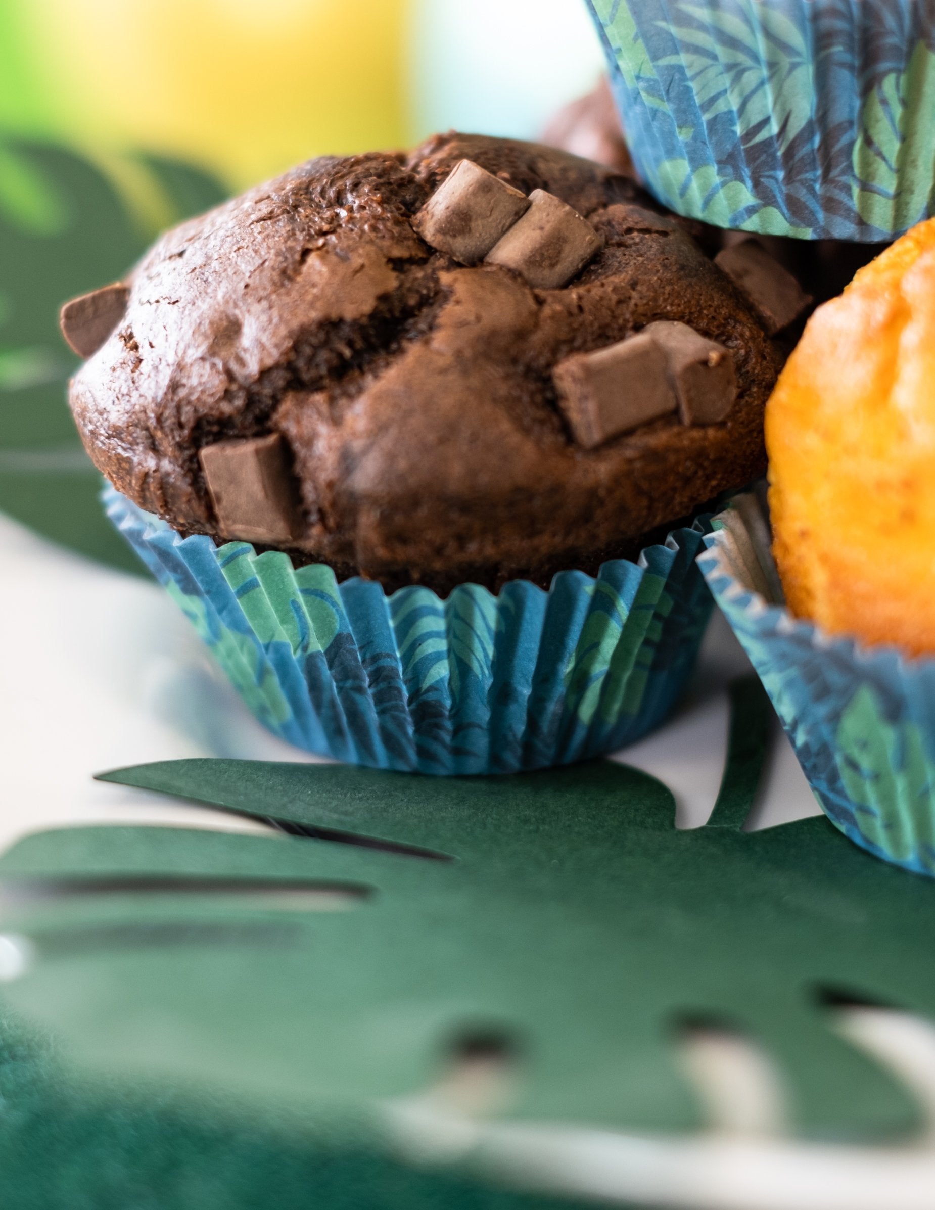 Gros plan sur le motif du moule à cupcakes Flamant Tropic en papier