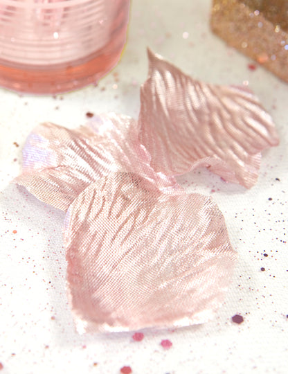 50 okvětních plátků růží v metalické látce z růžového zlata 5,5 x 3,5 cm