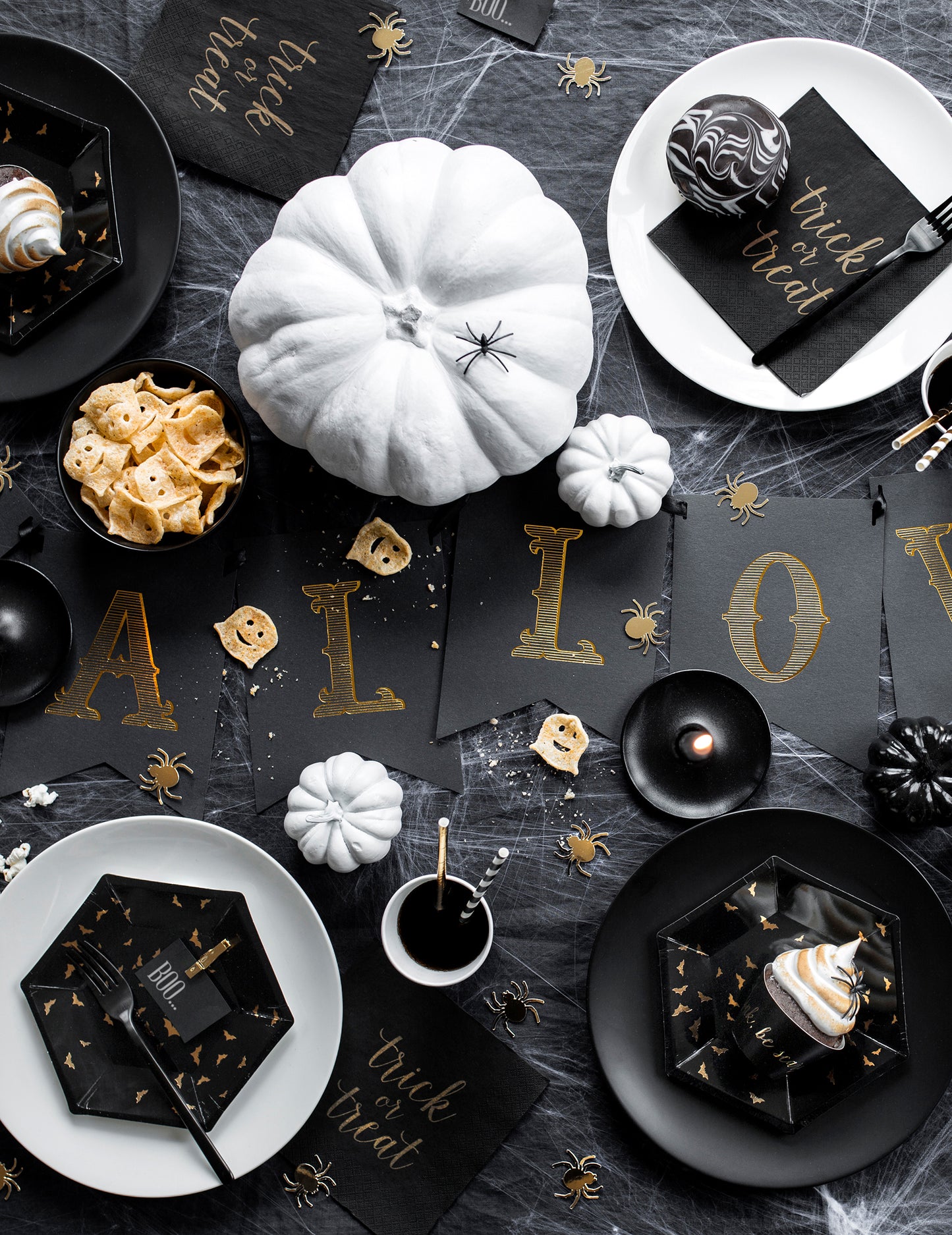 6 papírových talířů černé a zlaté netopýry 20 cm šestiúhelníkový