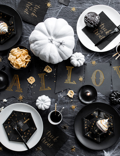 6 papírových talířů černé a zlaté netopýry 20 cm šestiúhelníkový