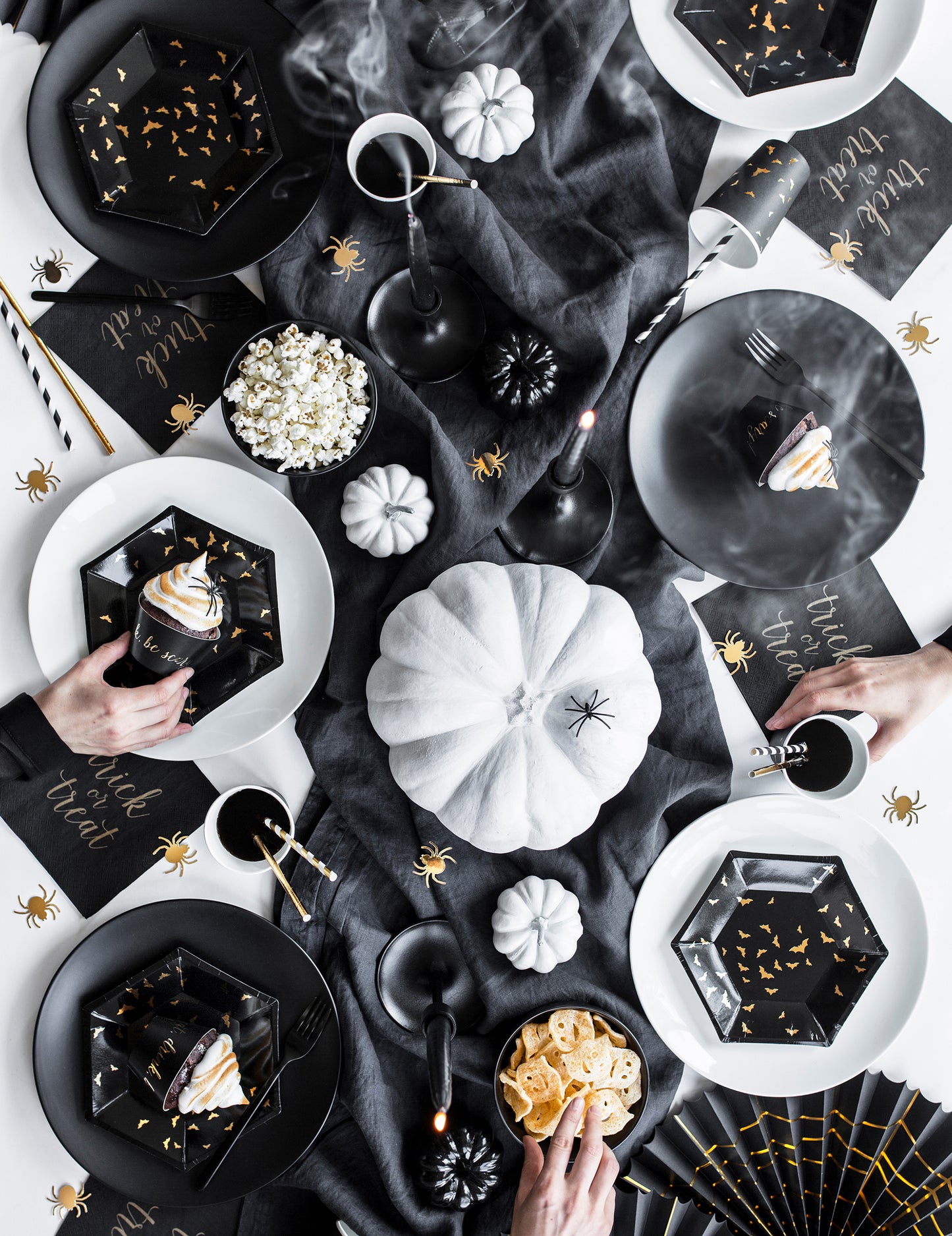 6 papírových talířů černé a zlaté netopýry 20 cm šestiúhelníkový