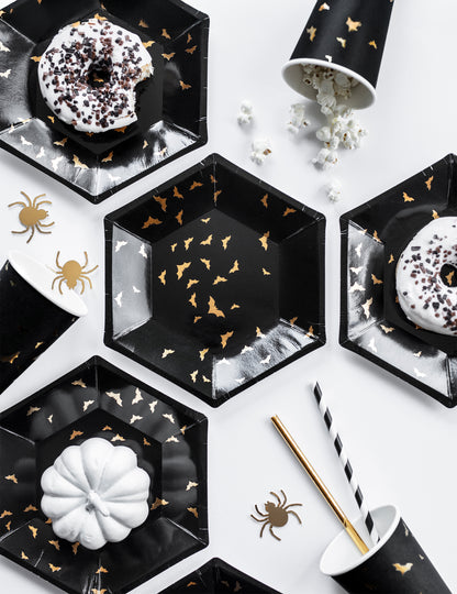 6 papírových talířů černé a zlaté netopýry 20 cm šestiúhelníkový