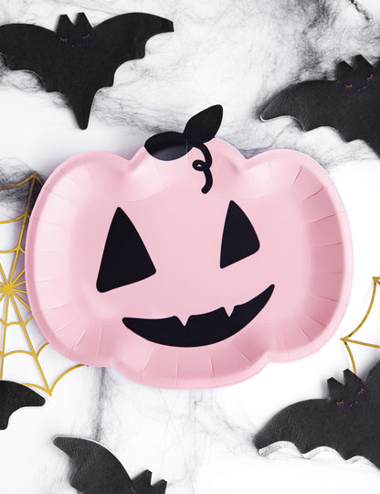 Mise en scène avec chauves-souris des assiettes en carton citrouille pour Halloween