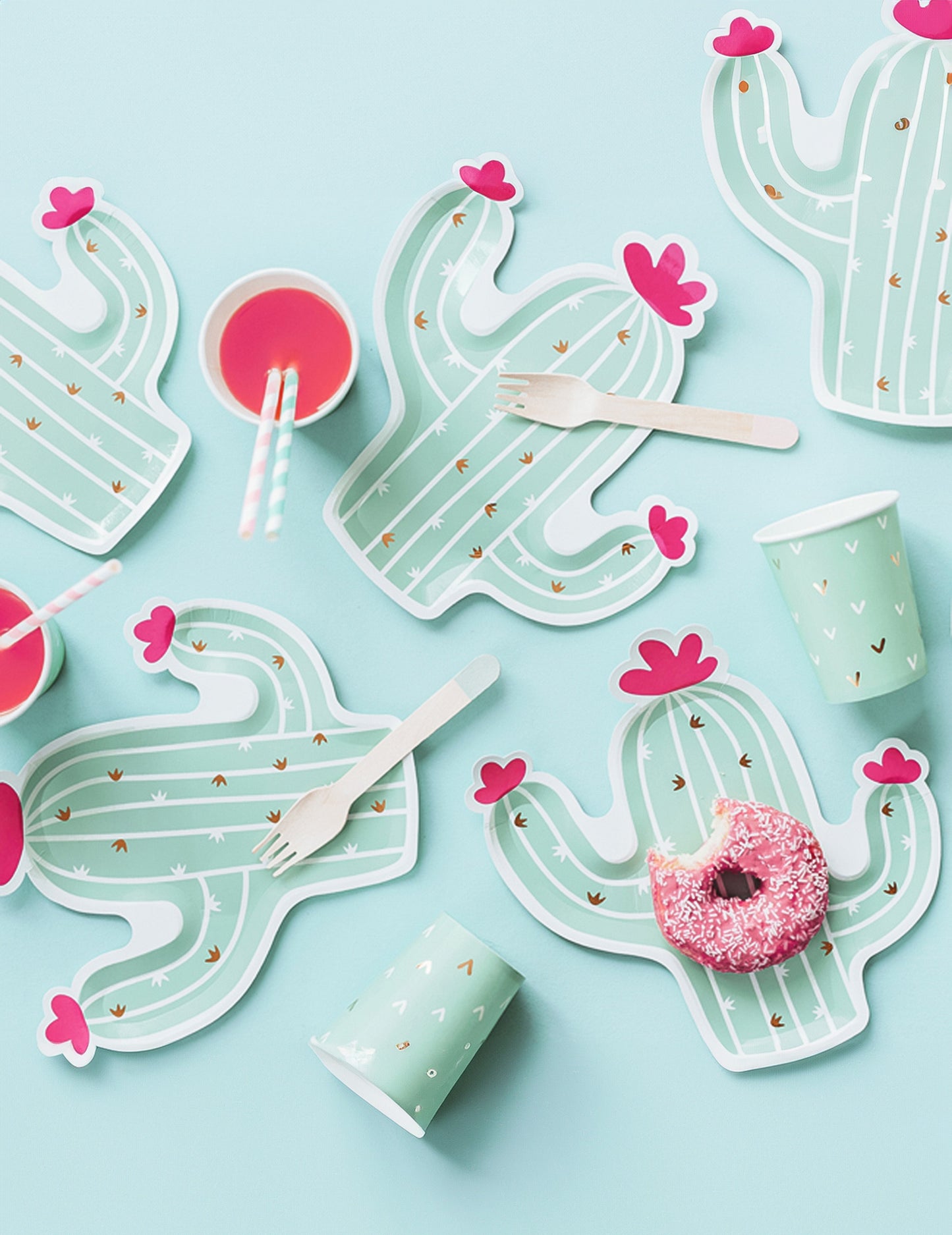 Mise en situation de table des assiettes en carton cactus pour fête