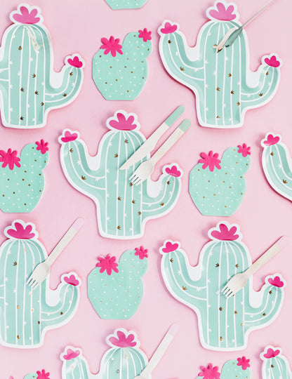 Vue de dessus avec couverts des assiettes en carton cactus pour fête
