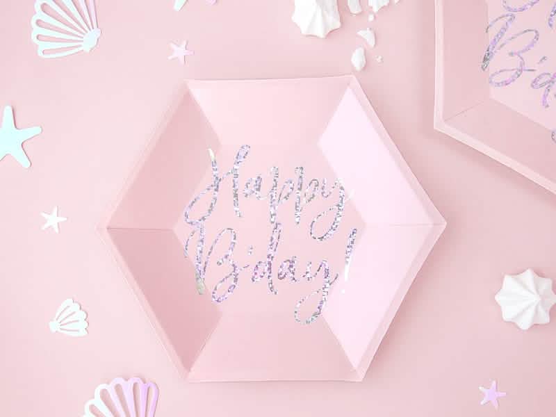 Detail na nápis na růžová iridescentní hexagonální papírové talíře Happy B'day