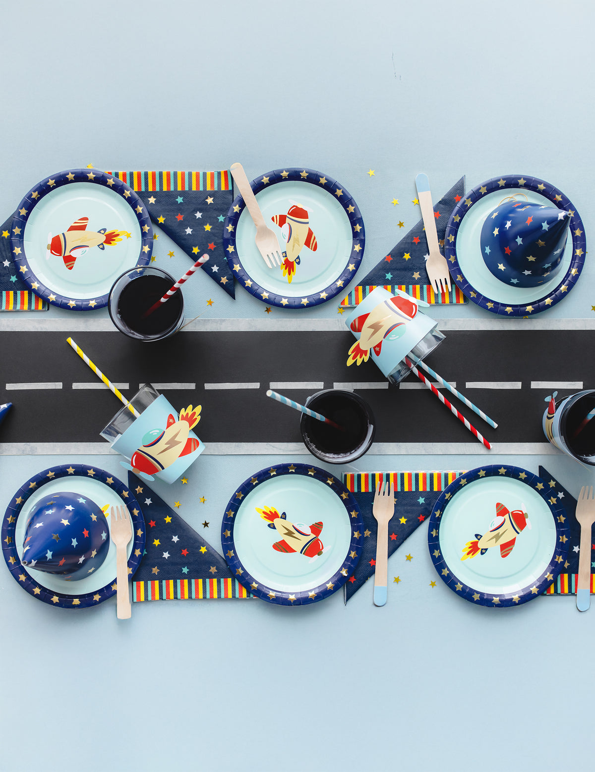 Vue de dessus de la table de fête avec les assiettes en carton petit avion