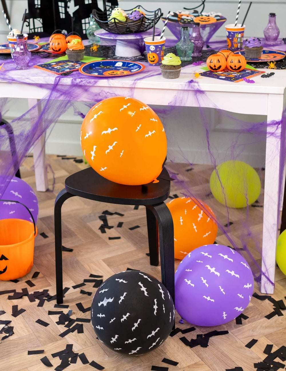 Dekorace na halloweenskou párty s fosforeskujícími latexovými balónky s netopýry
