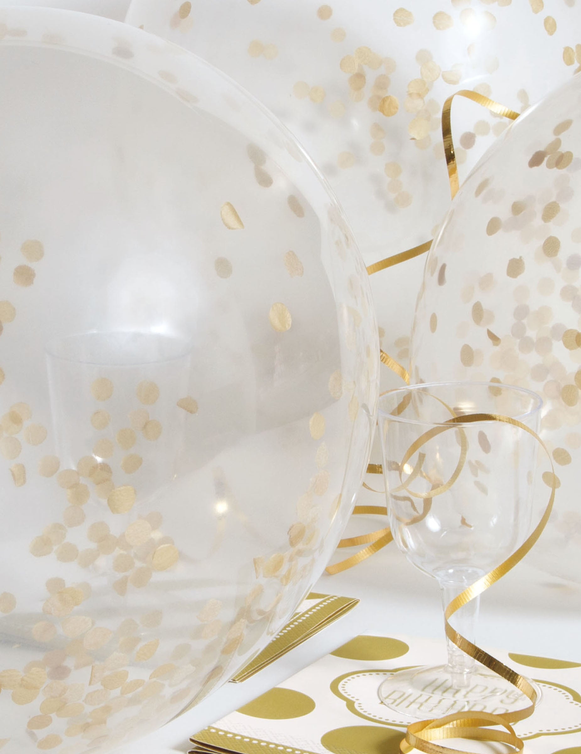 Décoration de table du ballon en latex transparent avec confettis ocre doré