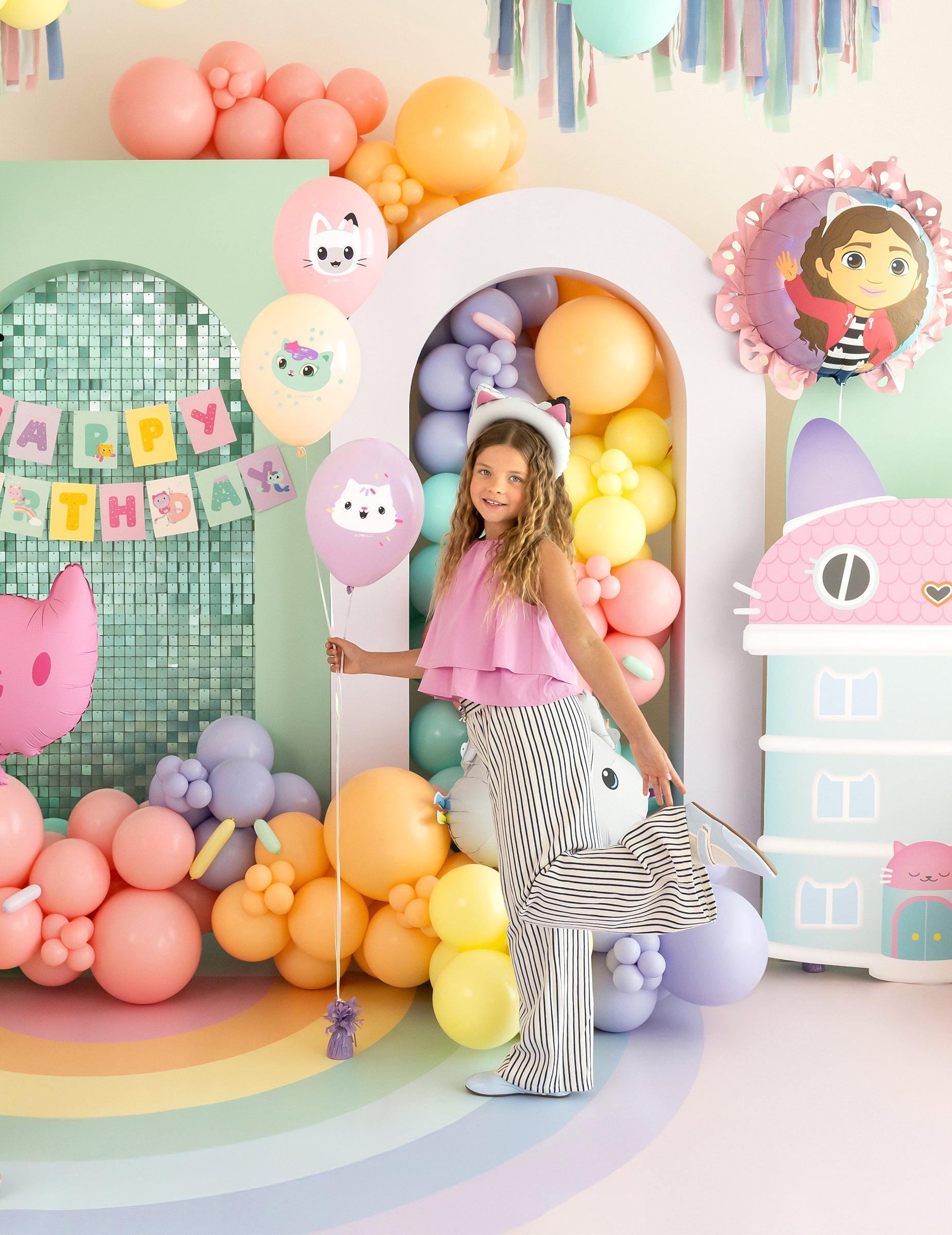 Enfant tenant les ballons latex Gabby et la maison magique