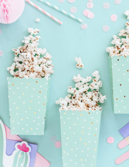 6 mintgrüne Popcornboxen aus Karton mit weißen und goldenen Punkten