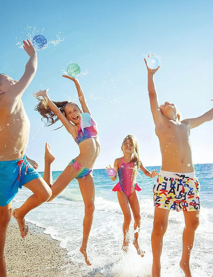 Mise en situation à la plage des bombes à eau réutilisables pour enfant