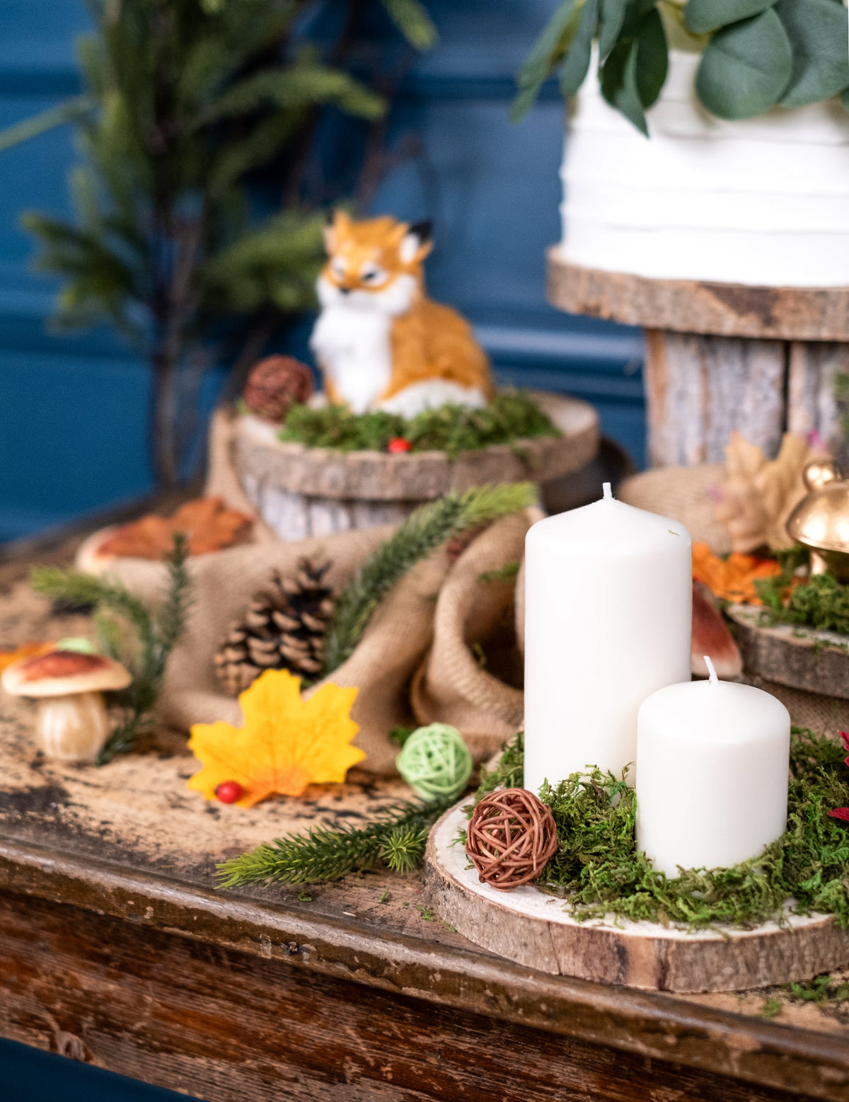 Détail du décor avec bougies des boules en osier de décoration pour fête
