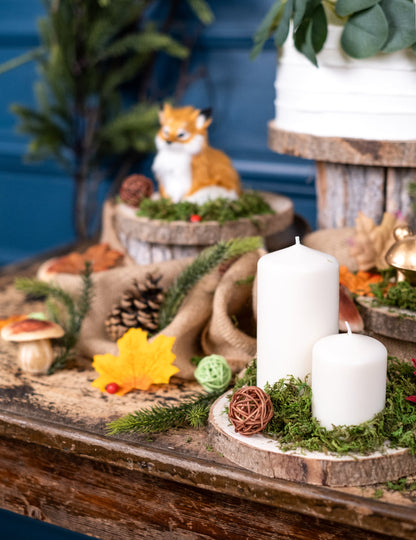 Détail du décor avec bougies des boules en osier de décoration pour fête