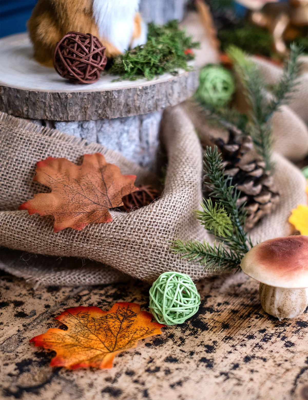 Détail du décor naturel de la boule en osier pour décoration de table vert anis