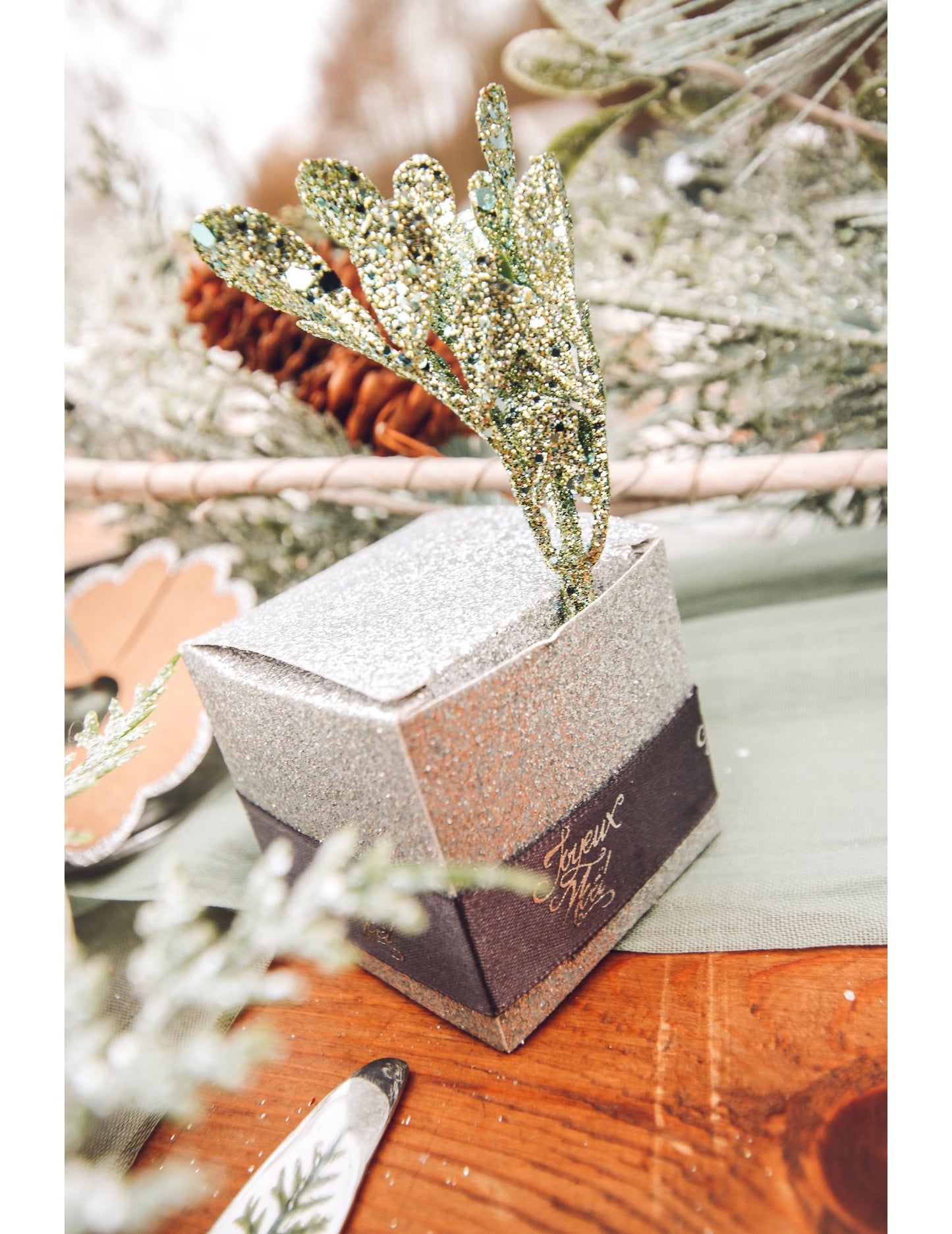 Détail d'une branche du 6 branches sur tige de Noël vert menthe à paillettes