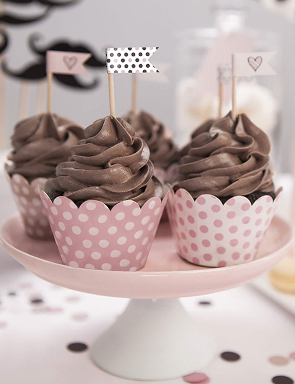 Papírové obaly na cupcake s puntíky v pudrově růžové barvě v kartonu