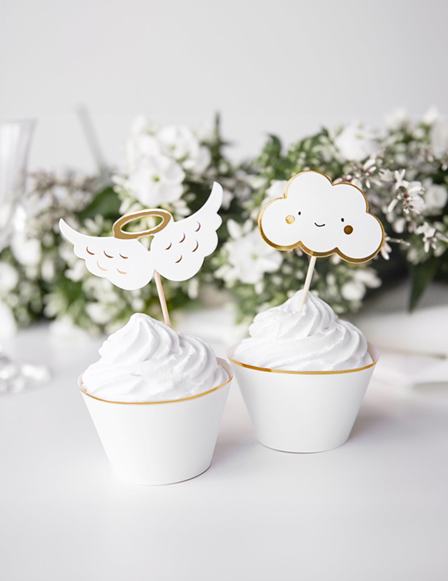 6 dřevěných dortových topperů mraky a metalická bílá a zlatá křídla 12.5 cm pro miminko