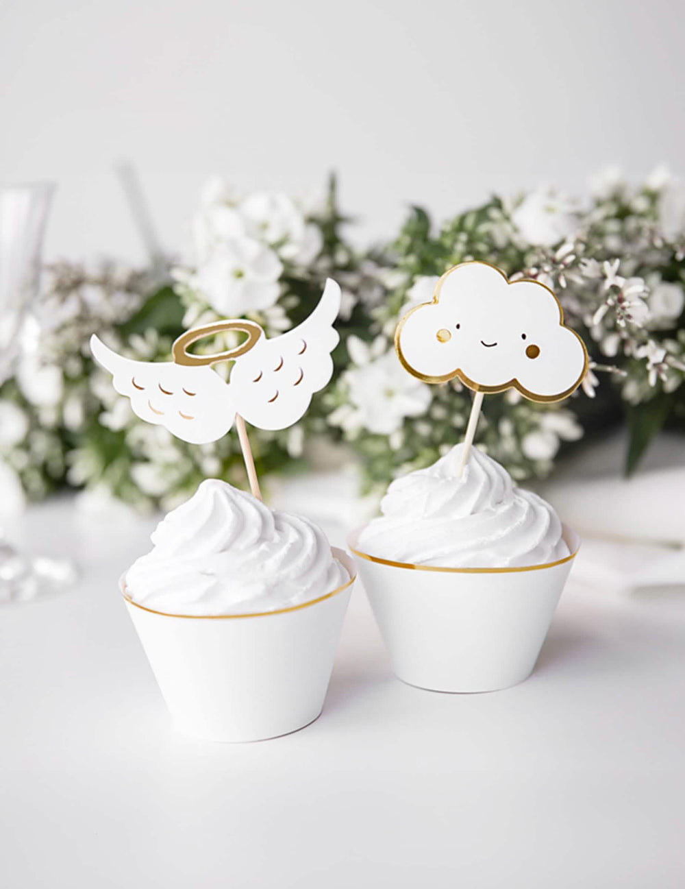 Zkuste aranžmá na cupcakes s dřevěnými cake toppers mraky a křídla pro baby shower
