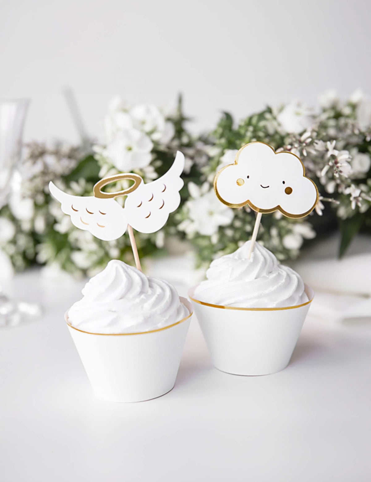 Zkuste aranžmá na cupcakes s dřevěnými cake toppers mraky a křídla pro baby shower