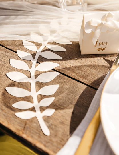 6 bílých a zlatých listů kapradí a eukalyptu 30 cm z papíru