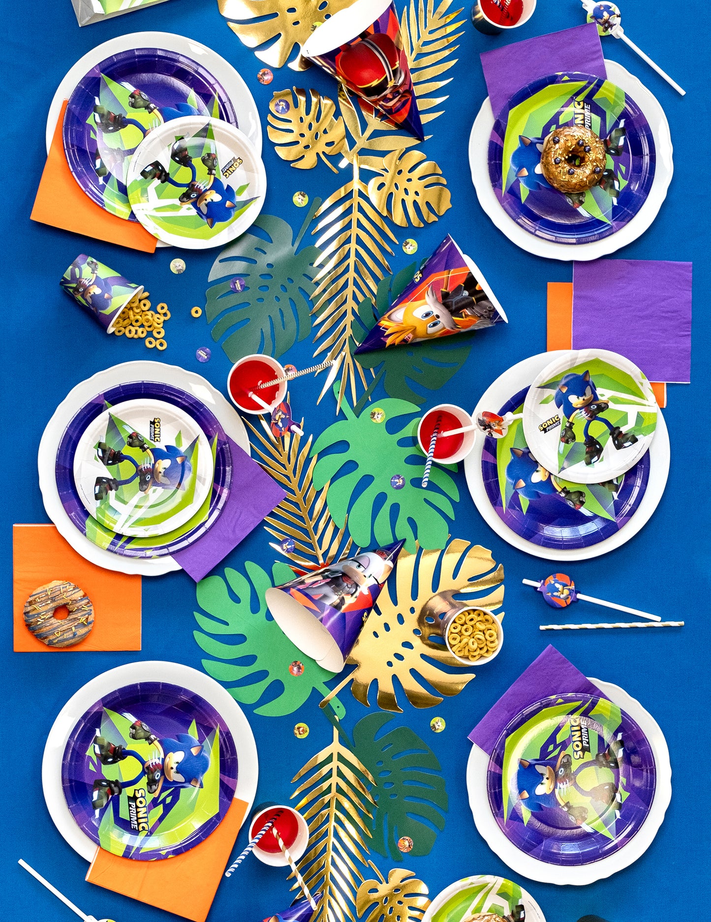 6 zelených a zlatých tropických listů ve stolním dekoračním kartonu