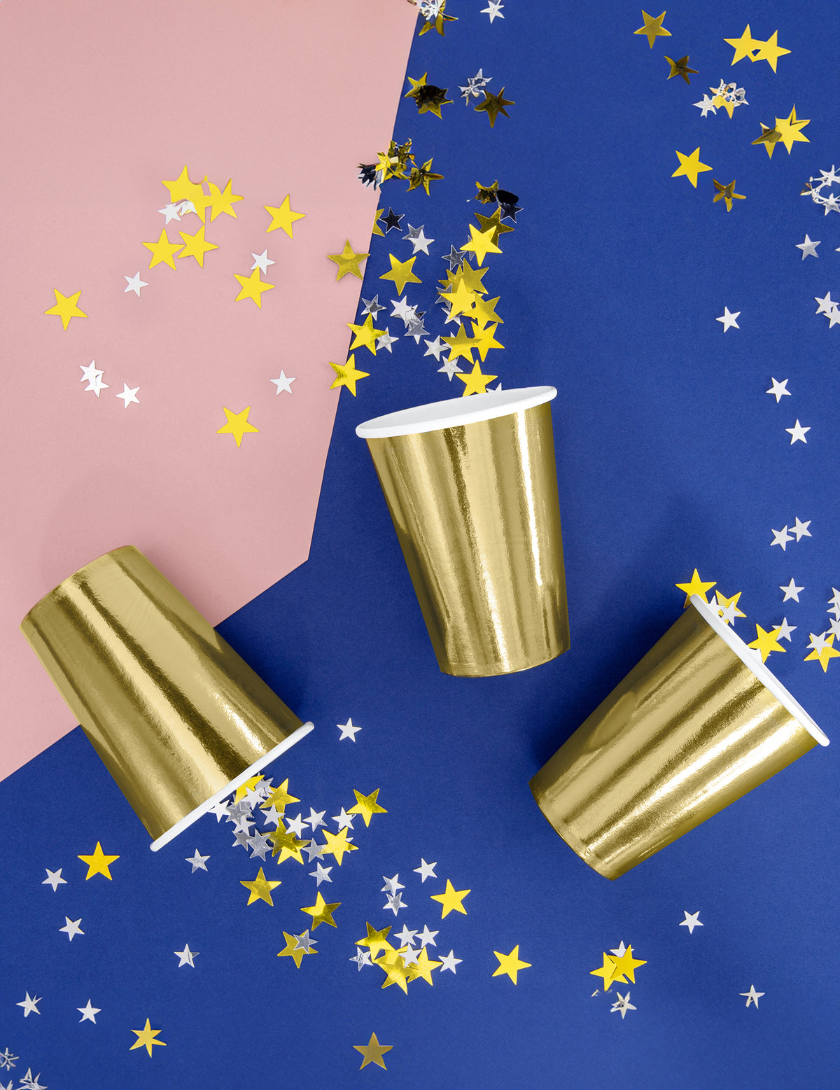 Mise en scène festive avec confettis des gobelets dorés pour fête