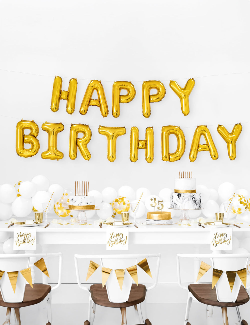 Vue d'ensemble sur table d'anniversaire des gobelets dorés pour fête