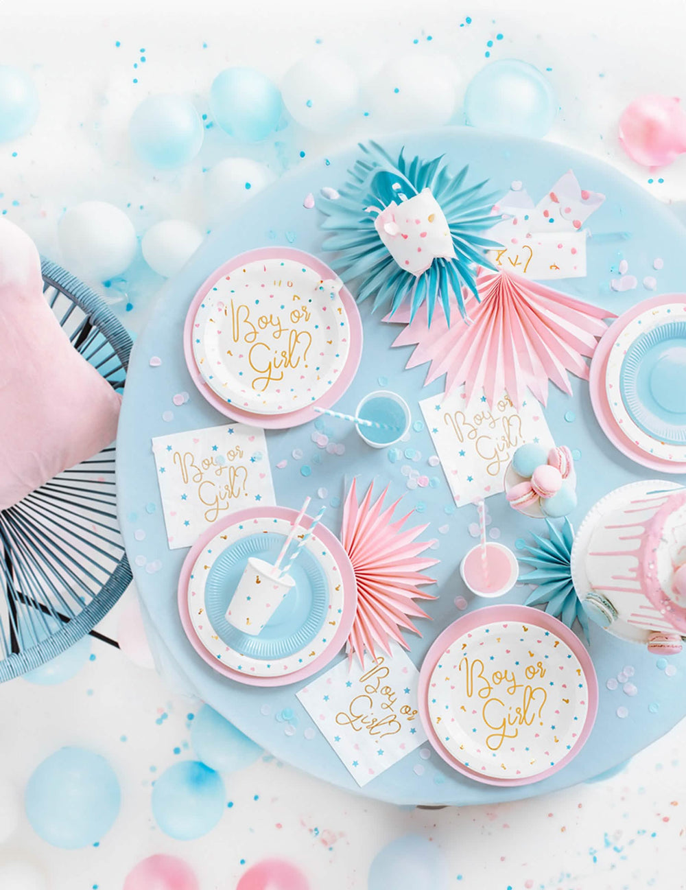 Pohled shora na dekorace stolu z papírového kelímku boy or girl pro baby shower