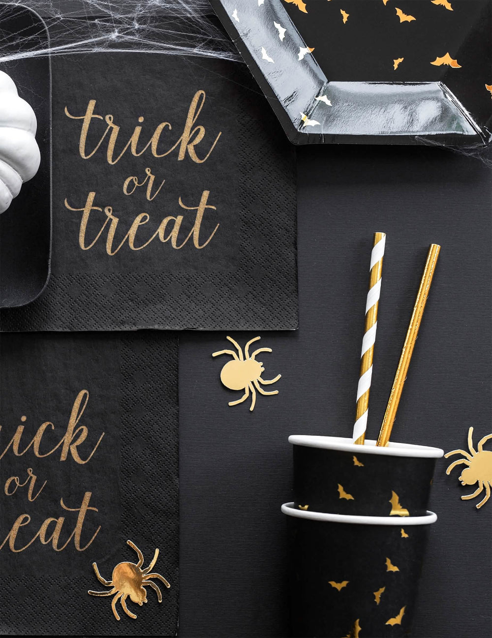 Detail ubrousků a brček s papírovými kelímky s netopýry na halloween