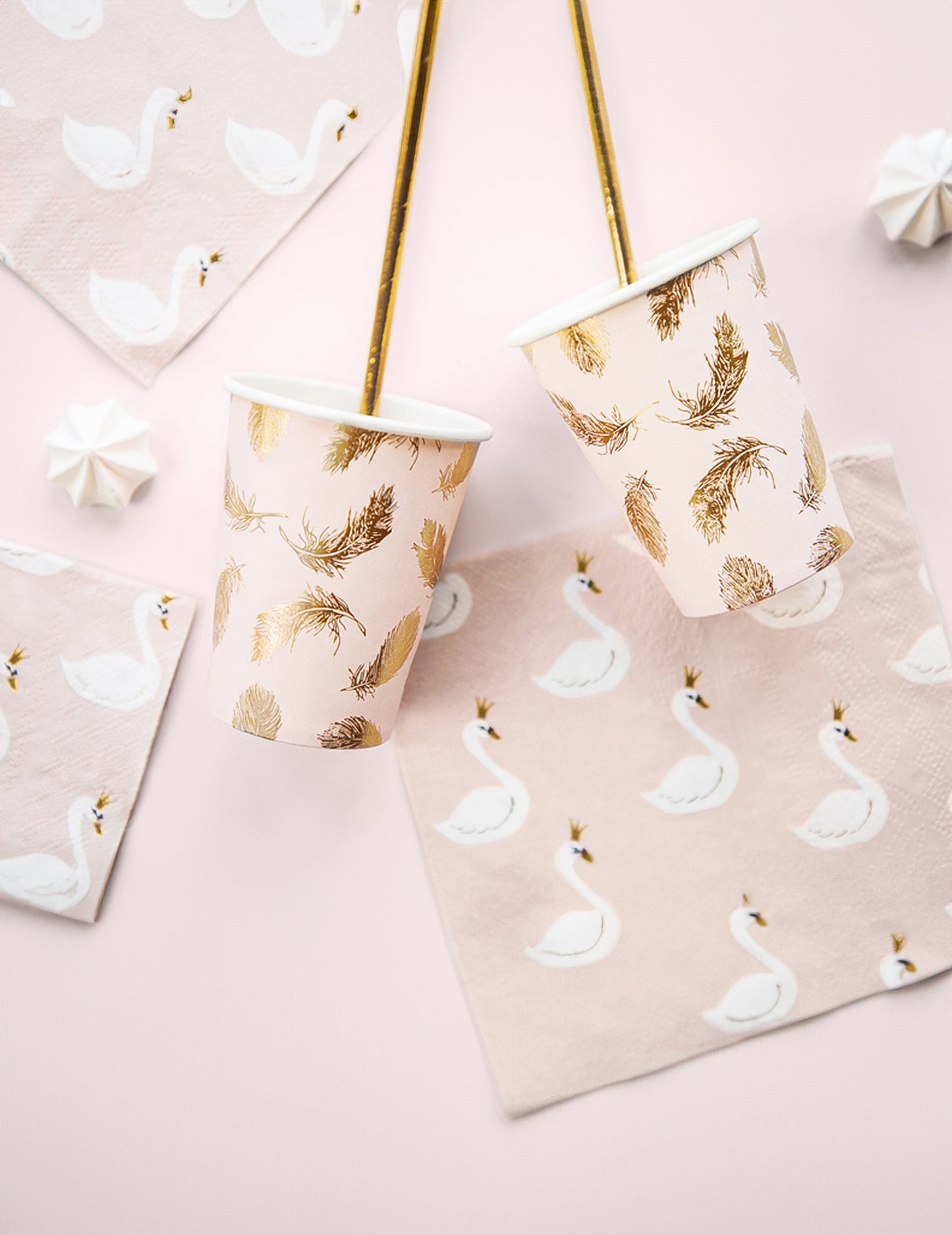 Prezentace papírových kelímků Lovely Swan růžové s zlatými peříčky s ladícími ubrousky